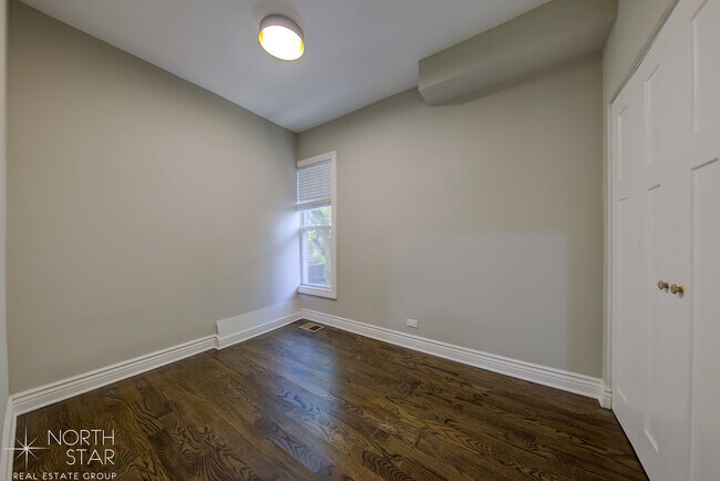 Building Photo - 1138 W Wellington Ave