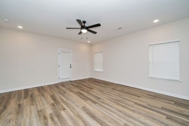 Building Photo - Stunning 3BR/2BA Beauty – Modern Upgrades, Incredible Value & Won't Last Long!