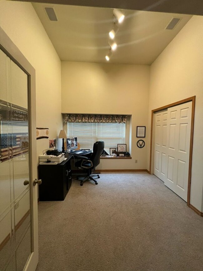 Building Photo - Beautiful 5 bedroom home in Northeast Colo...
