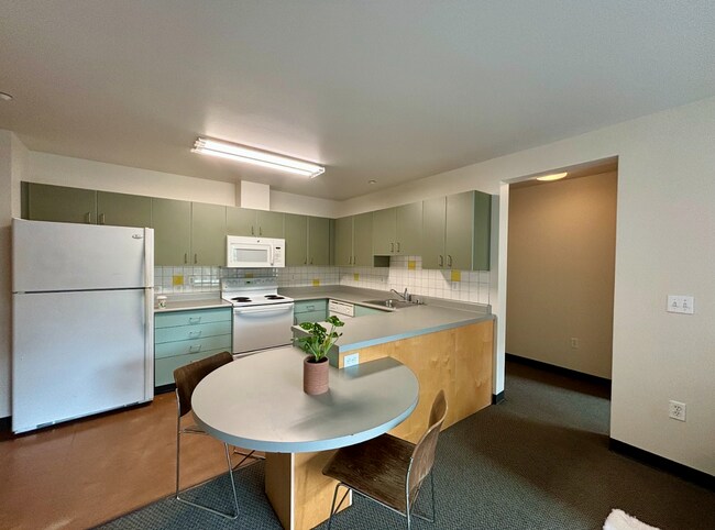 vista de la cocina - Nordheim Court UW Student Apartments