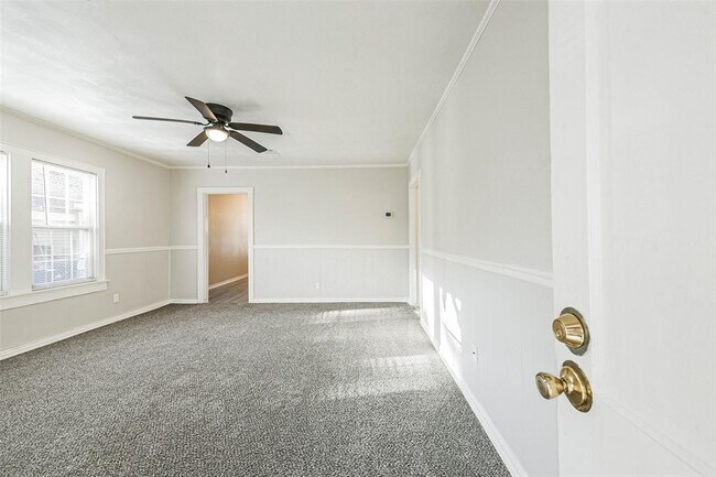 Building Photo - 208 W Lobit Ave