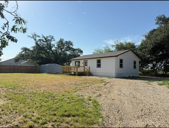 Foto del edificio - "Charming 2-Bed, 1-Bath Retreat in Lott, TX – 1000 Sq Ft of Cozy Living!"