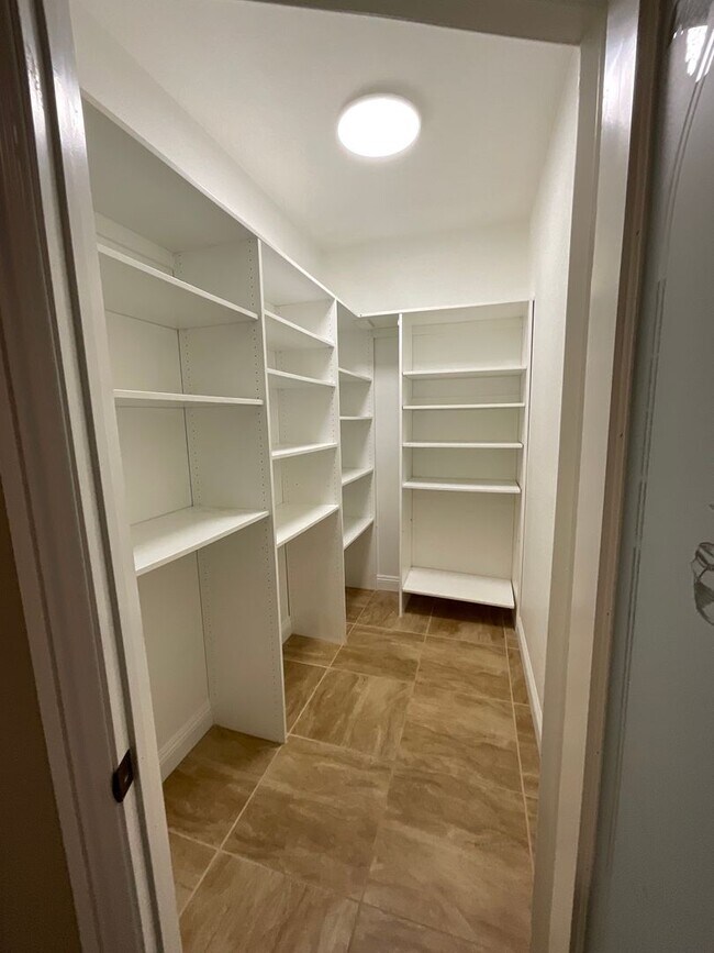 Foto del edificio - Single story home, 4br, 2bth, 2cg, RV doub...