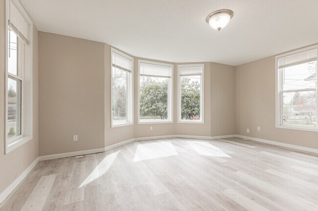 Building Photo - 1450 S Cherry St