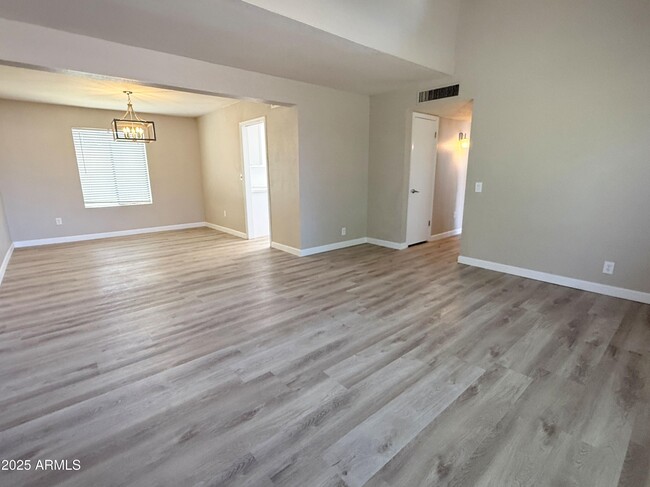 Building Photo - 1529 E Edgewater Dr