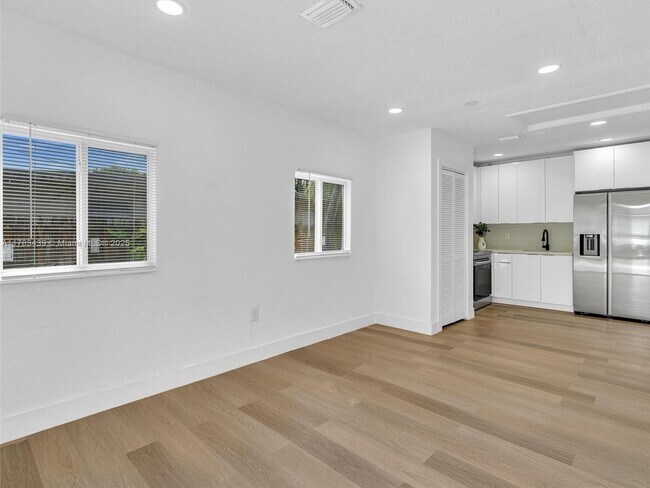 Foto del edificio - 470 NE 165th St