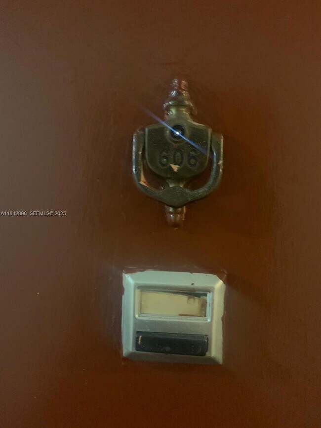 Foto del edificio - 2025 NE 164th St