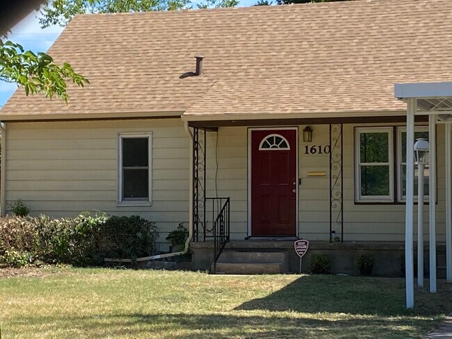 Building Photo - 1610 NW Lincoln Ave
