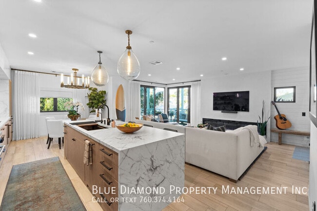 Building Photo - 3301 Lincoln-