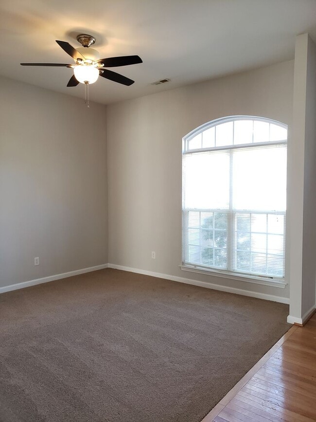 Building Photo - 3 bedroom home in N Charlotte