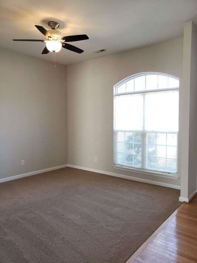 Foto del edificio - 3 bedroom home in N Charlotte