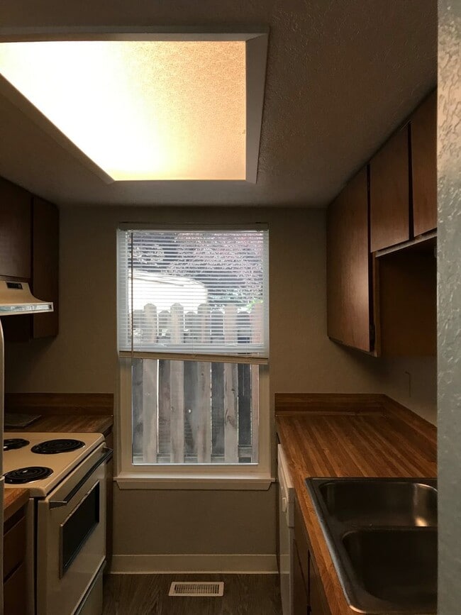Building Photo - Updated 2 BR / 1.5 BA End Unit – Private Yard & Fresh Interior!