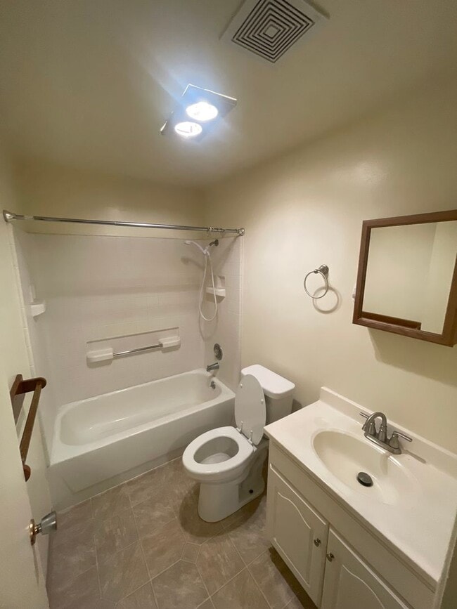 Foto del edificio - Large 2 Bedroom over looking the Golf Course!