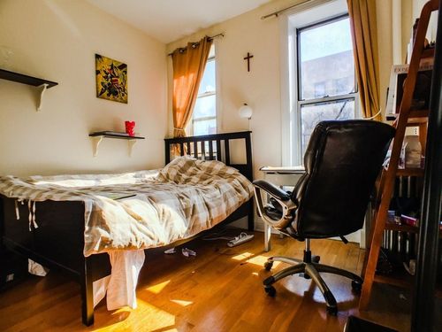 Foto principal - 305 E 5th St