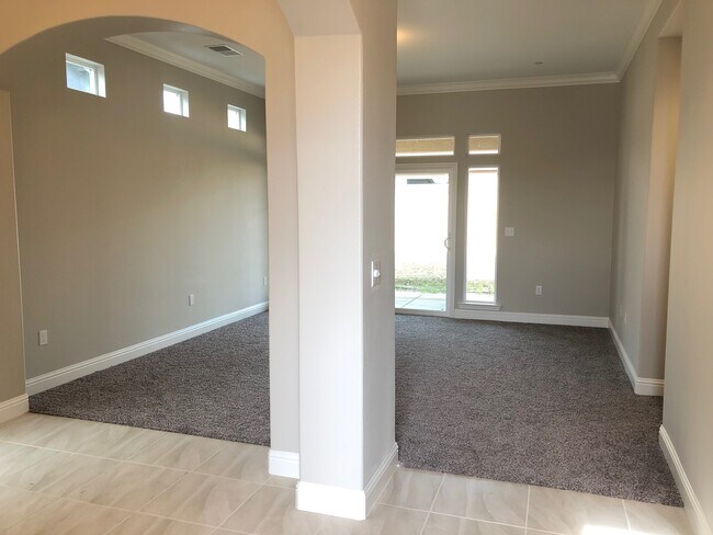 Foto del edificio - 483 Glendon Pl