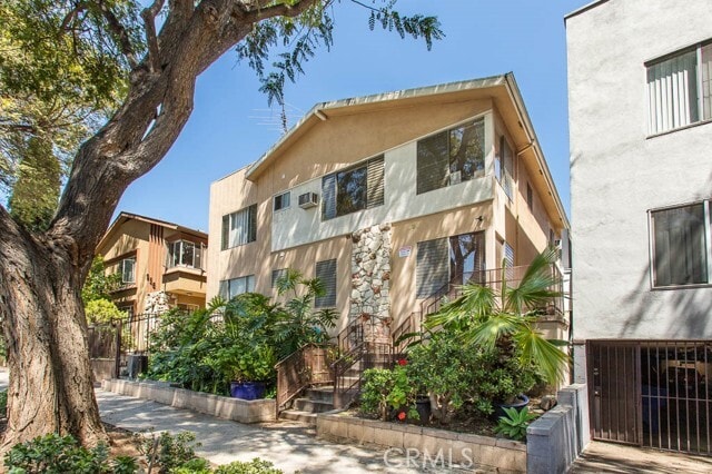 Foto del edificio - 930 N Stanley Ave