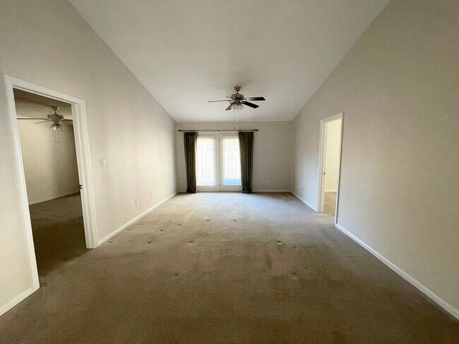 Foto del edificio - 417 Regency Park Drive