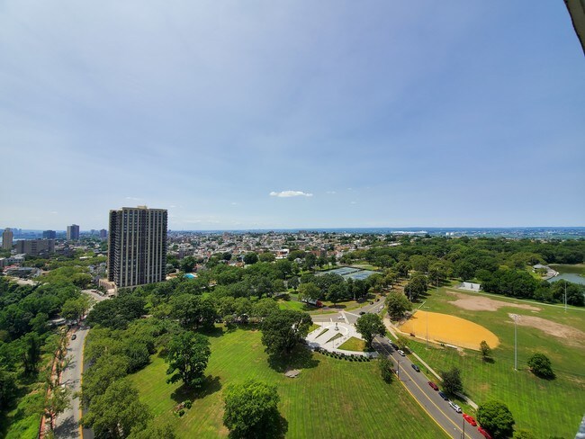 Foto del edificio - 8203 Boulevard E