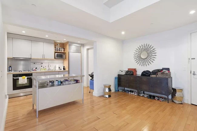 Kitchen and entry - 80 Chambers St