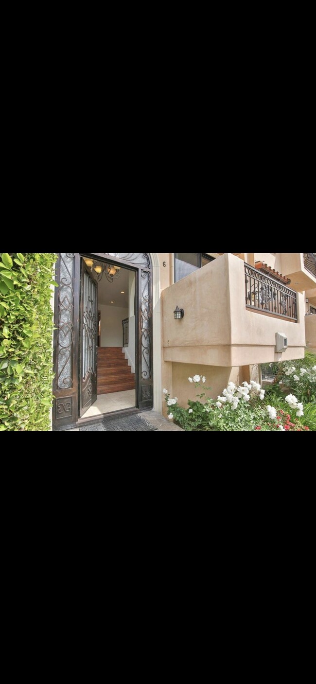 Building Photo - 14248 Riverside Dr