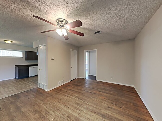 Building Photo - 2333 Lockhart Ave