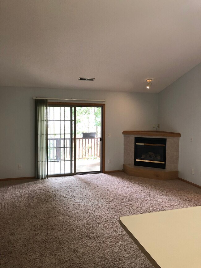 living room/fireplace - 2865 Coral Ct