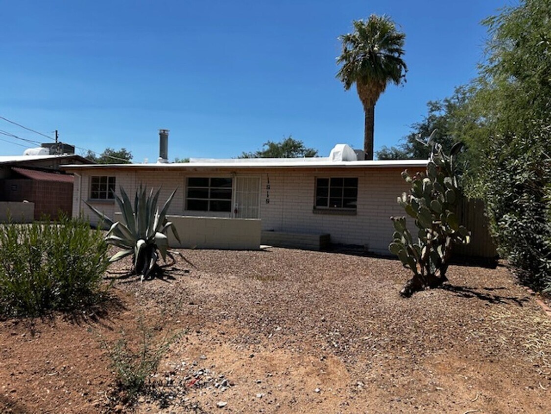 Foto principal - 2 Bedroom Single Family -Central Tucson