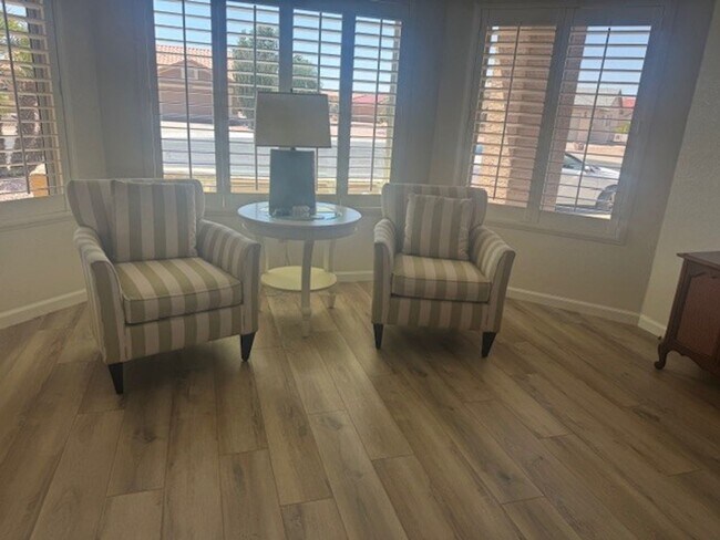 Foto del edificio - Lovely updated 3 bed 2 bath home in Leisur...