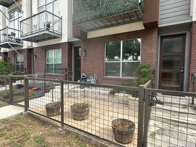 Building Photo - 1130 E Quincy St