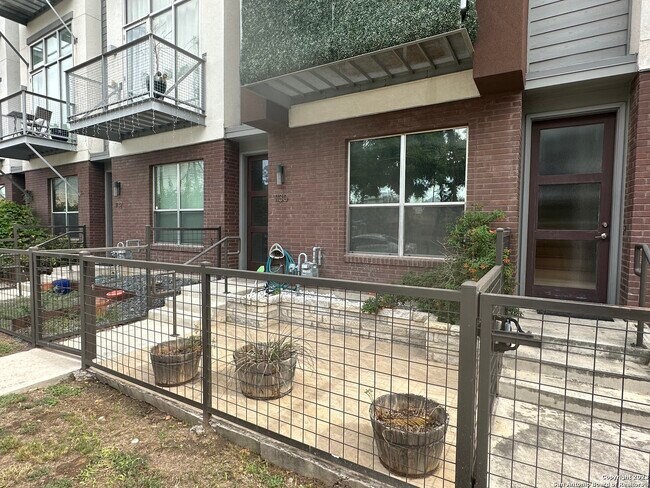 Foto del edificio - 1130 E Quincy St