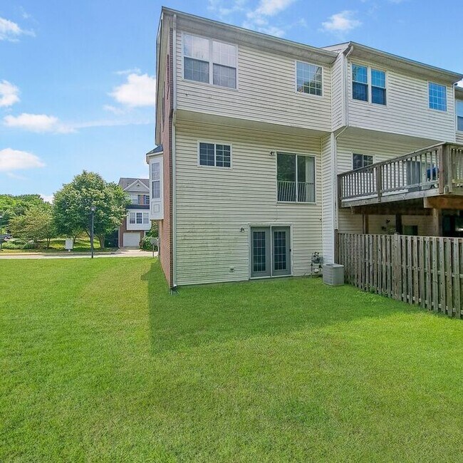 Foto del edificio - Coming Soon! Lovely End Unit 3-Level Townh...