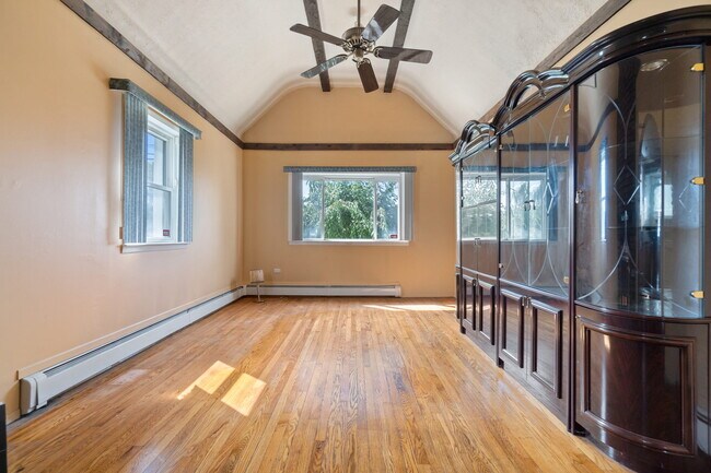 Building Photo - 2419 Riverside Dr