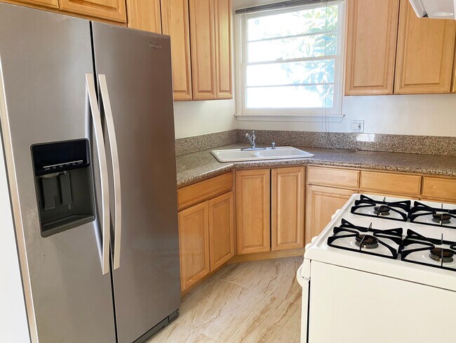 Kitchen - 2124 N Beachwood Dr