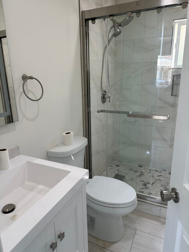 Foto del edificio - 4218 W 132nd St