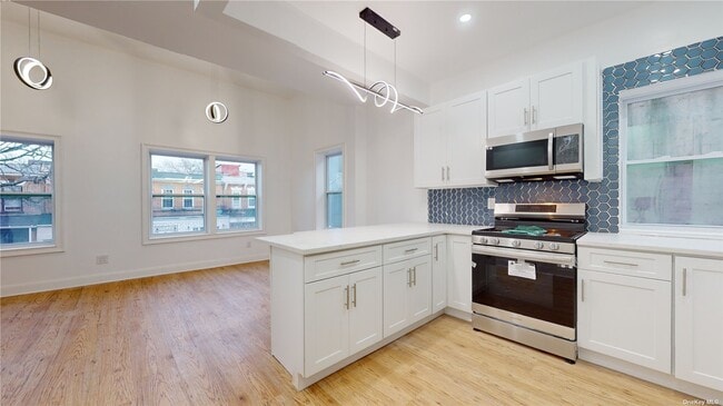 Building Photo - 2050 Strauss St