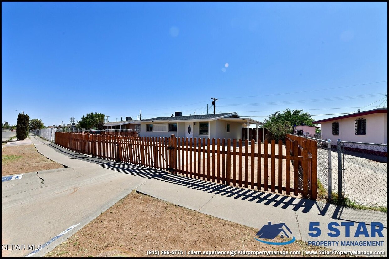 Foto principal - 10324 Newport Dr