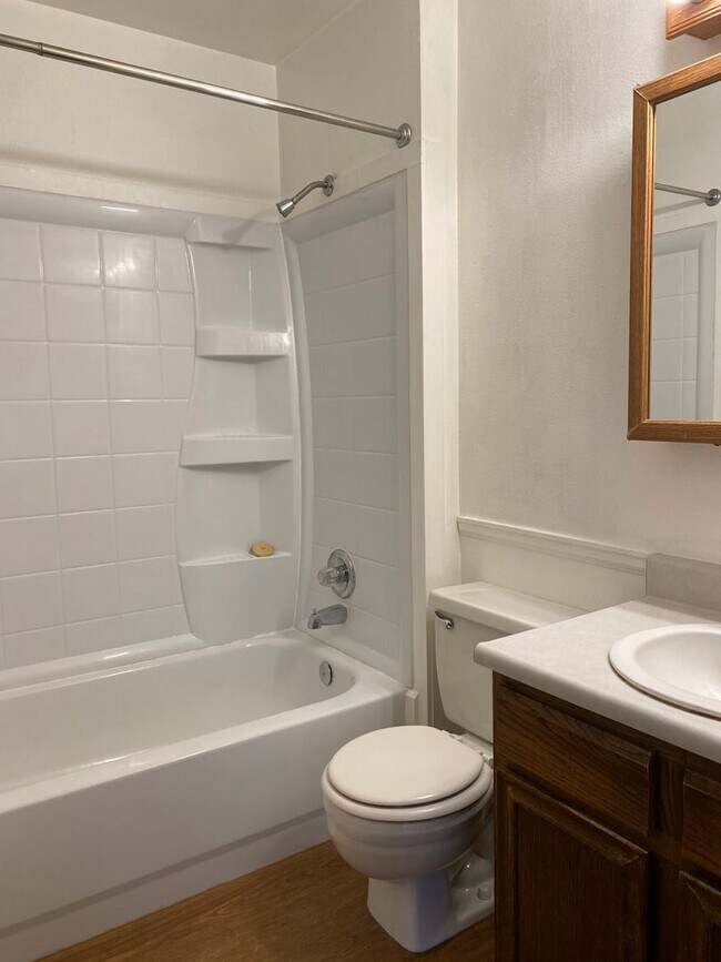 Foto del edificio - WONDERFUL TRI-LEVEL HOME AVAILABLE NOW IN ...