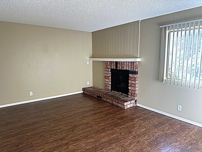 Building Photo - Spacious and Well Maintained 3 Bedroom Con...