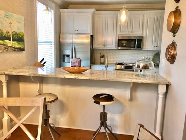 Photo - 3 bedroom, 3 Bath in Oxford, small fenced yard. House