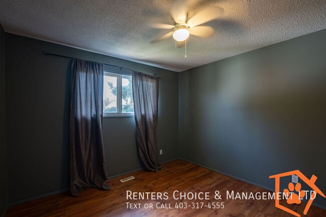Building Photo - 2 Bedroom Main Floor, UTILITIES INCLUDED