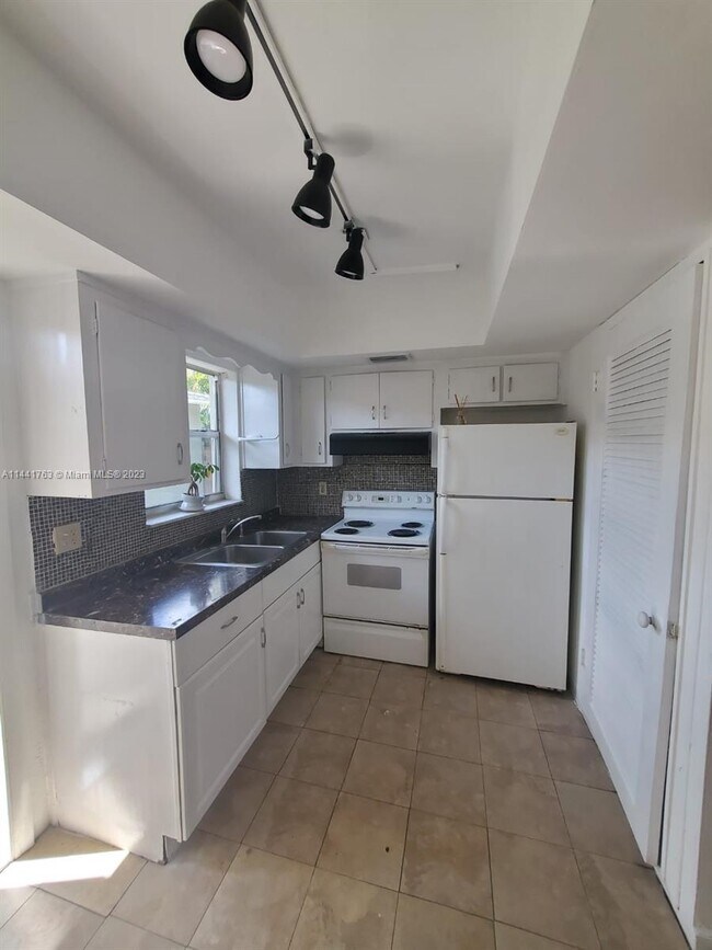 Foto del edificio - 345 NW 32nd St