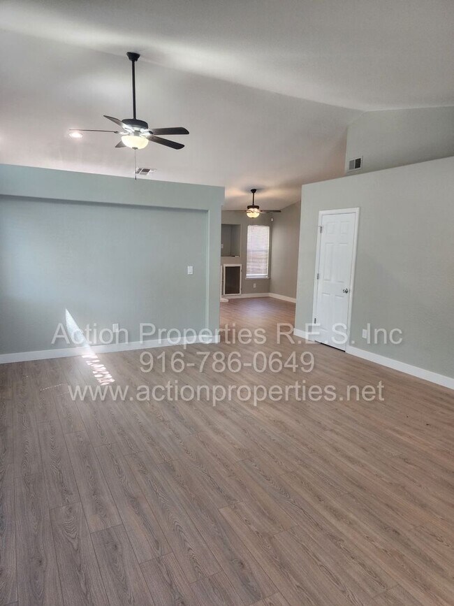 Foto del edificio - West Roseville 3 bedroom 2 bathroom 1406 sqft Three Car Garage Walking to Wood Creek High