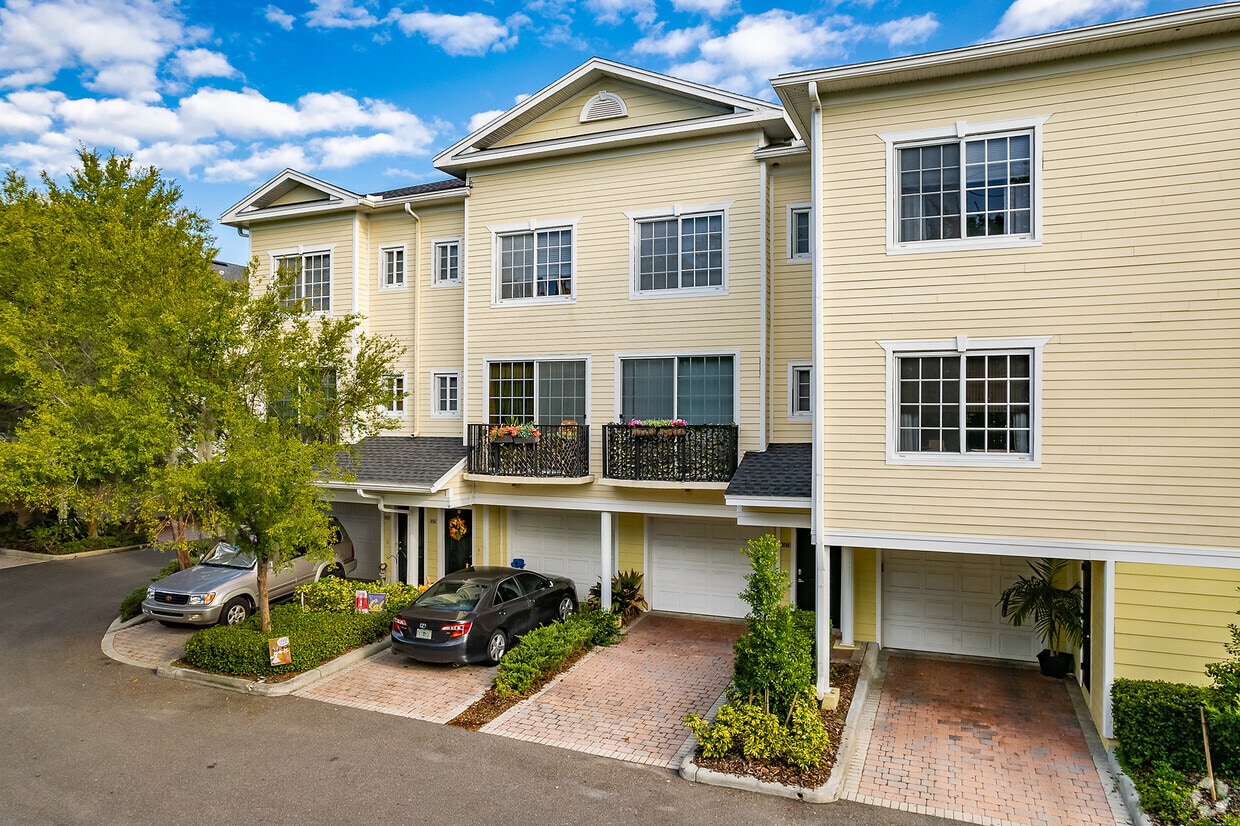 Arlington Park Apartments in Tampa, FL