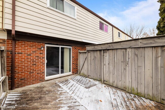 Foto del edificio - 8439 Hickory Dr