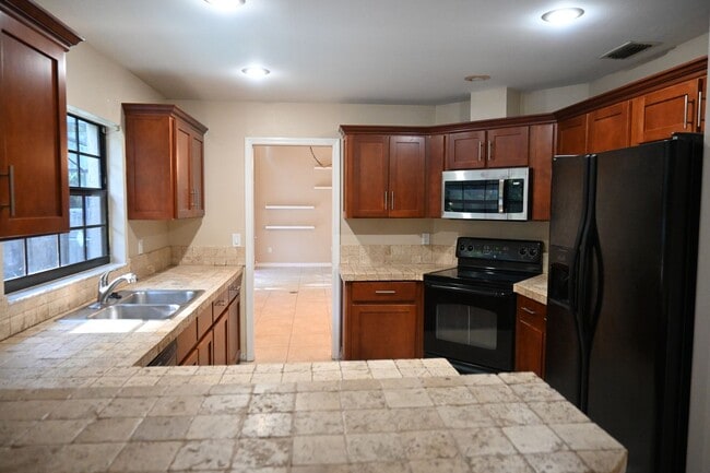 Building Photo - Tuskawilla Area 4 bedroom 3 bath Pool Home