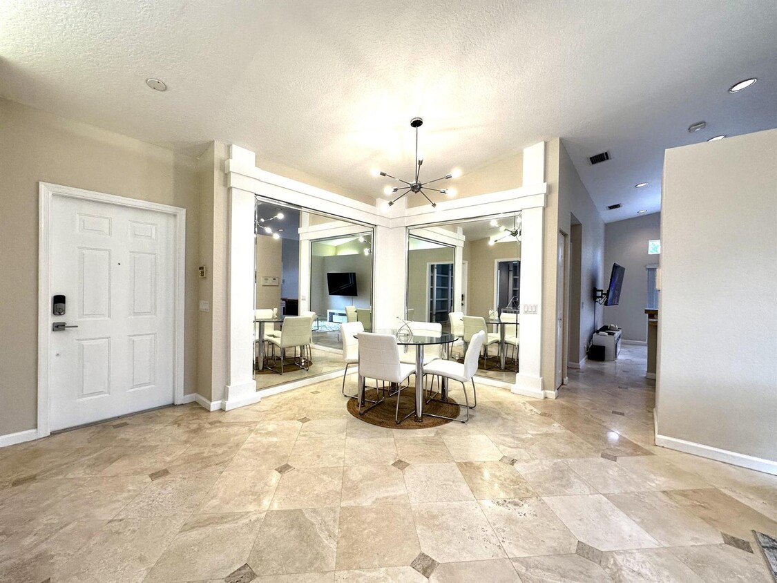 Foto principal - 7238 Norwich Ln
