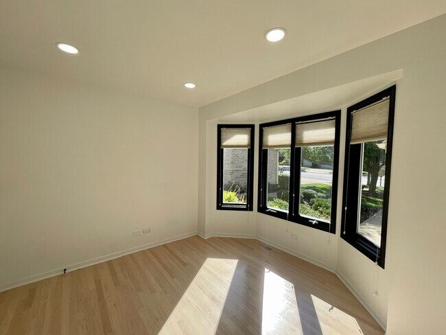 Building Photo - 5529 Durand Dr