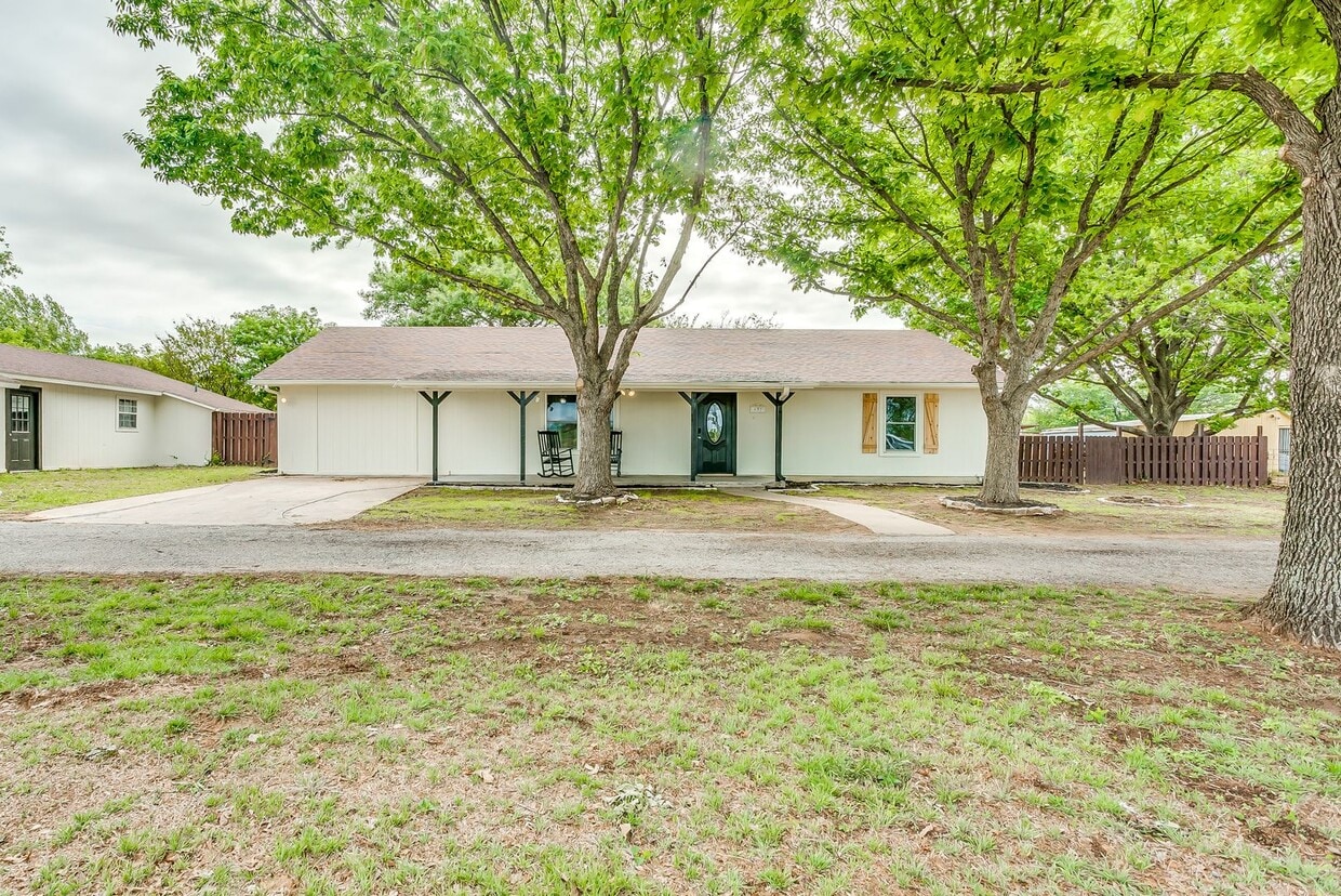 Primary Photo - 1.5 acres with 3 bedroom 2.5 bath house AN...