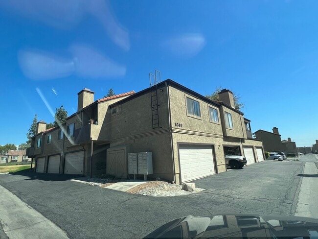 Foto del edificio - Fully updated condo in Montclair with complex amenities