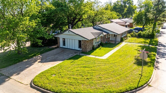 Building Photo - 4 Bedroom Must See!!